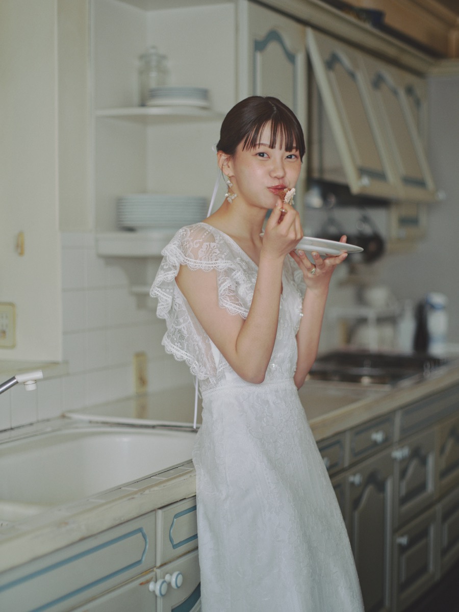 ケーキを口に運ぶ花嫁