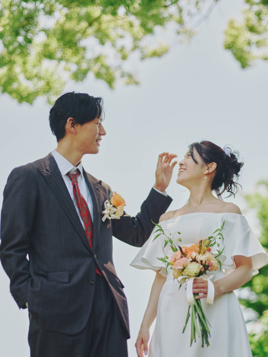 ブーケを手に笑い合うふたり