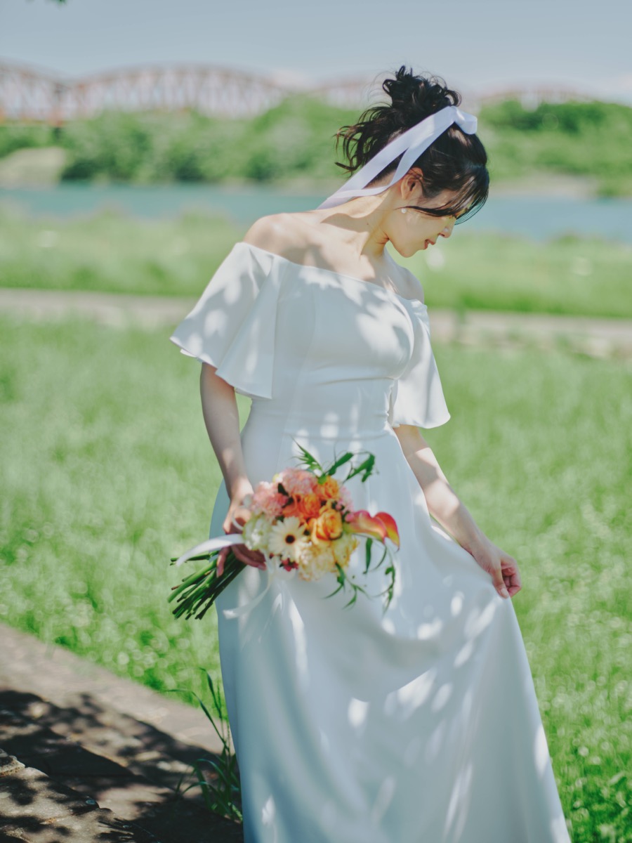 木曽川と鉄橋を背に立つ花嫁