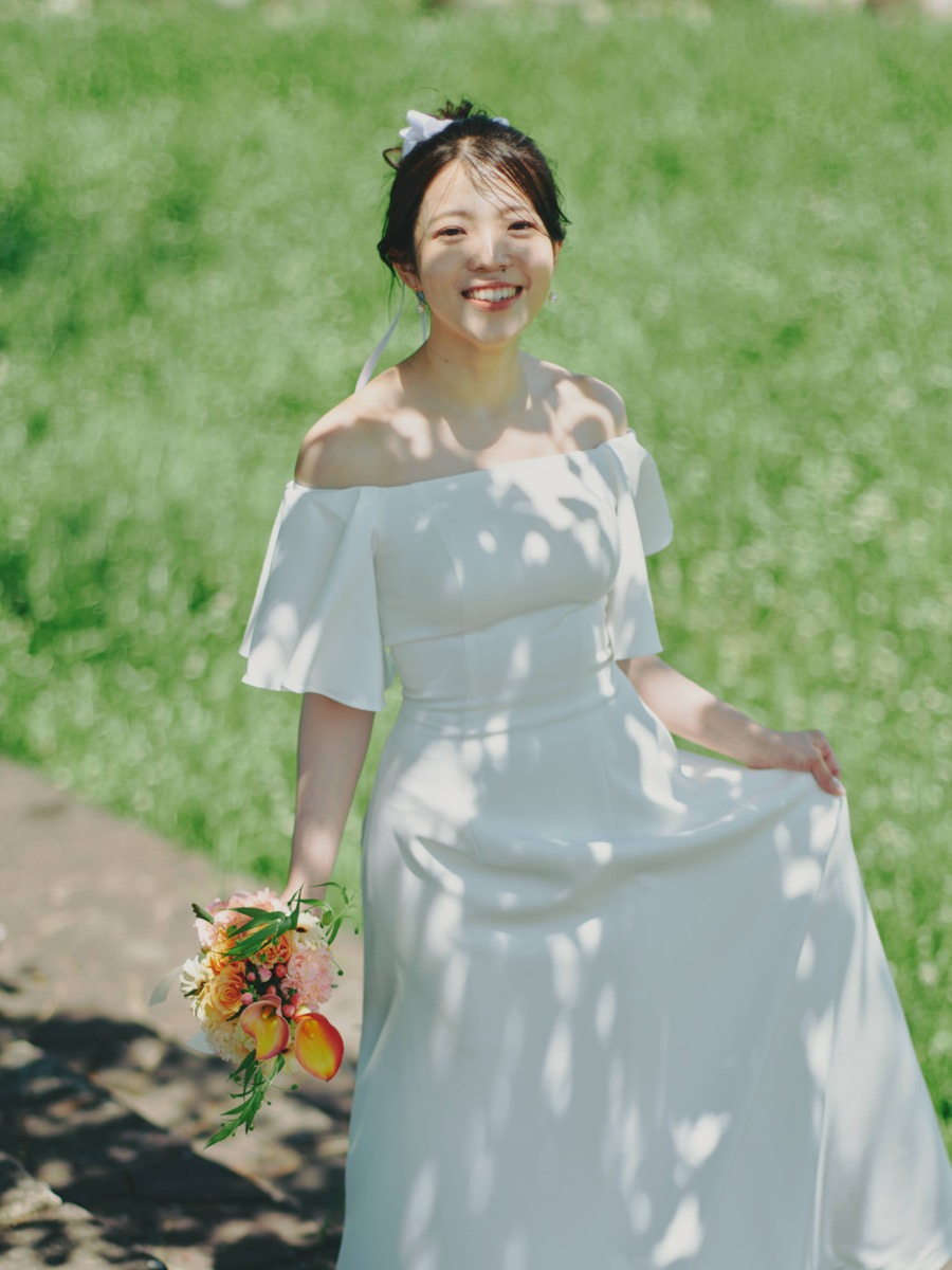 木漏れ日のなかの花嫁のポートレート