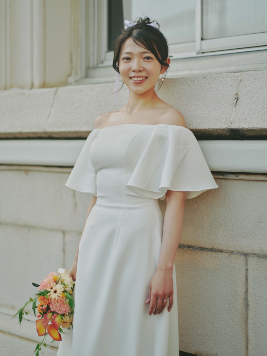 古い石壁の前に立つ花嫁のポートレート