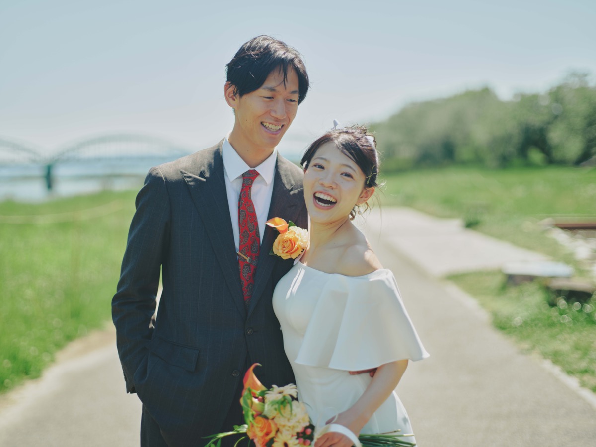 木曽川と鉄橋を背にしたふたり